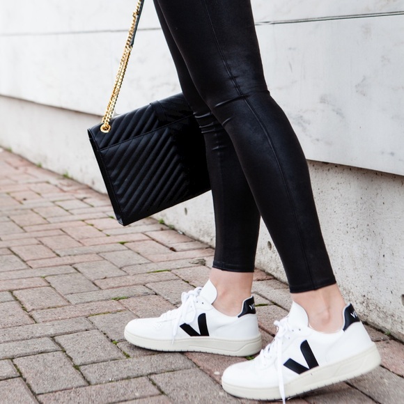 VEJA
Esplar Logo Leather Low-Top Sneakers
$150 size 8
Color: EXTRA WHITE BLACK - Picture 1 of 16